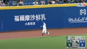 ▲高捷發生失誤。（圖／翻攝自CPBLTV）