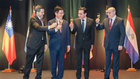 ▲巴拉圭最高法院院長Cesar Diesel(右一)、眾議長拉多雷(Raul Latorre)(左一)，出席建交68周年酒會，彰顯巴國各界對兩國邦誼的支持。（圖／翻攝自林佳龍臉書）