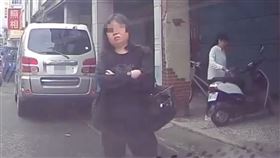 台中臭臉大媽肉身擋車！怒揮手驅趕護車位