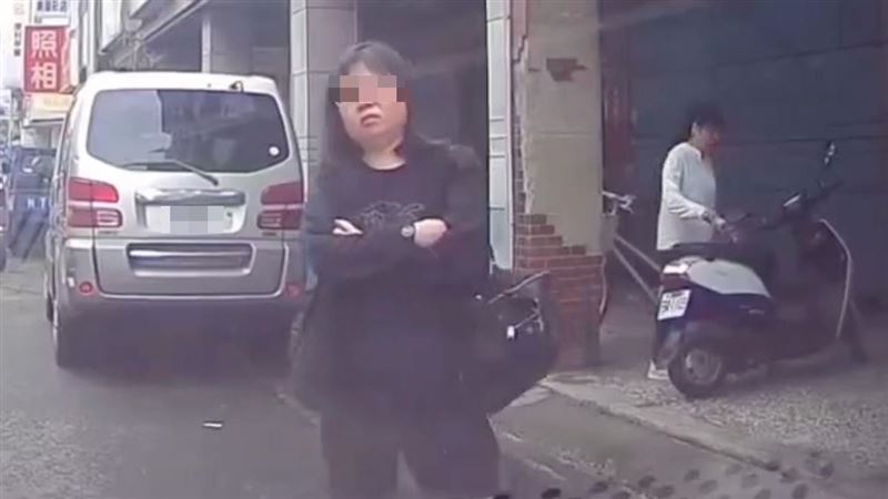 台中臭臉大媽肉身擋車！怒揮手驅趕護車位
