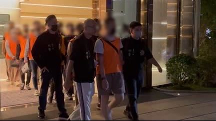 警砸破鐵門逮20人！嫌犯崩潰：那門幾十萬