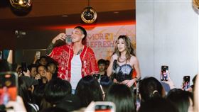 蔡詩芸回歸推出全新單曲〈想你想到壞掉〉，昨日無預警快閃信義區（圖／人見人愛娛樂提供）