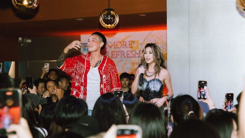 演藝圈大咖夫妻檔快閃信義區　粉絲擠爆了