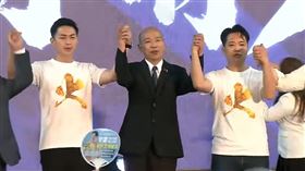 韓國瑜（中）週六合體台中藍委廖偉翔（左）、羅廷瑋（右）反惡罷。（翻攝畫面）