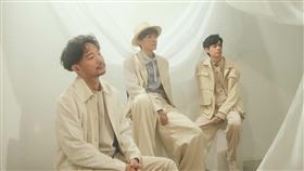 生命樹由主唱小王子、貝斯手小N、鼓手青春組成，成軍已經15年，近日發行時隔3年的全新單曲〈白色迴廊〉（圖／植光土壤音創提供）