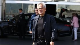 黃仁勳離台  抵達機場（2）輝達（NVIDIA）執行長黃仁勳（前）旋風來台，23日上午現身台北松山機場準備搭機離開台灣。中央社記者翁睿坤攝  114年5月23日