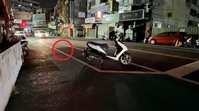 白色實線若是「寬度15公分」，線外（紅圈）即屬於路肩，為行人、慢車、臨停車輛使用。（圖／翻攝自彰化人大小事臉書）