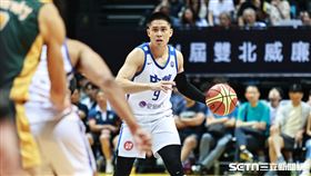 ▲2025瓊斯盃，台灣籃後衛陳盈駿持球組織攻勢。（圖／記者劉彥池攝影）