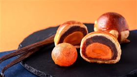 外酥內香的「台灣香草蛋黃酥」。圖/貓茶町提供