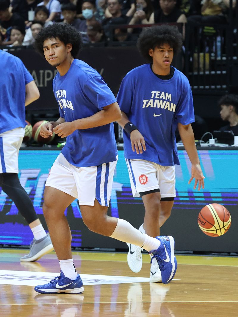 2025威廉瓊斯盃國際籃球邀請賽，台灣藍陣中兄弟檔賀博（右）、賀丹（左）賽前熱身備戰