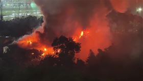 新店碧潭高爾夫球場旁鐵皮工廠深夜大火，濃煙沖天宛如火燒山。(圖/民眾提供)