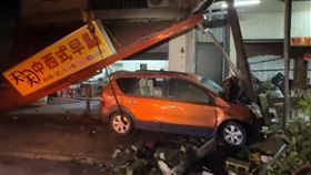 台南凌晨驚傳自撞車禍。（圖／翻攝畫面）