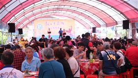 花蓮客庄鳳梨饗宴 罷免、反罷團體衝突花蓮縣府客家事務處12日在瑞穗鄉舉辦「客庄鳳梨饗宴」，席開50桌開放民眾訂購，活動過程一度發生支持罷免傅(山昆)萁公民團體及反罷免支持者衝突。（花蓮縣府提供）中央社記者張祈傳真 114年7月12日