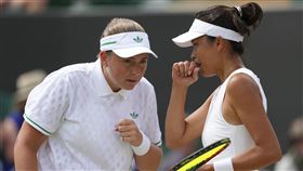 ▲謝淑薇與奧斯塔朋科（Jalena Ostapenko）挑戰溫網女雙冠軍。（圖／美聯社／達志影像）