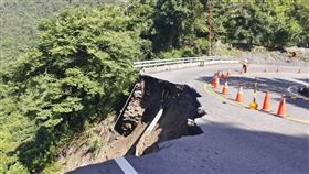 上合歡山小心！台14線77KM路面大面積崩塌（圖／警方提供）