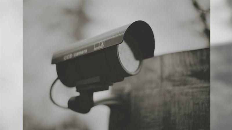 不爽鄰居鏡頭對自家 他貼紙狂黏67次慘了