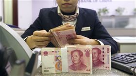 人民幣年升近6%　未來估雙向波動人民幣兌美元匯率中間價今年強升5.8%，創近9年來最大升幅。專家認為，明年人民幣兌美元匯率仍將呈現雙向波動的狀態；至於美國減稅對人民幣匯率的影響，仍有待時間檢驗。（中新社提供）中央社　106年12月29日