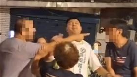 立委張宏陸助理卡在雙方中間，協助平息火爆場面。（圖／翻攝自社會事新聞影音）