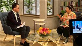 林美秀（右）對談鄭弘儀