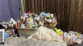▲堆滿垃圾的床鋪。（圖／翻攝自爆料公社）