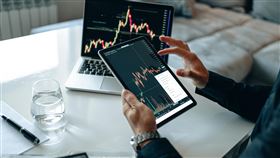 ▲美股下跌反映川普關稅政策再升級，台股今日開盤恐面臨壓力。（示意圖／PEXELS）