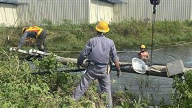 台電人員全力搶修電力。（圖／翻攝自蔡易餘臉書）