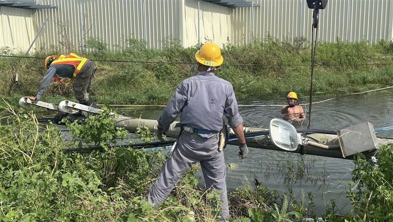 尪泡水溝搶修電力…妻淚崩:7天沒回家了