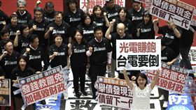 特別條例三讀通過　藍綠立委各表立場立法院會11日經表決三讀通過國民黨團所提的「因應國際情勢強化經濟社會及民生國安韌性特別條例」，明定將普發現金。三讀後，朝野立委各自在議場內舉牌表達不同立場。中央社記者趙世勳攝  114年7月11日