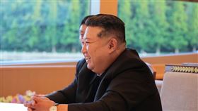 俄羅斯外交部長拉夫羅夫（Sergei Lavrov）出訪北韓，7月12日與北韓領導人金正恩（圖）會晤，俄國外交部發布的影片顯示，兩人握手致意並擁抱。（圖／翻攝自KCNA）