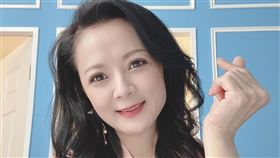 開車加油忘帶皮包出門！資深女星欠油錢「刷臉成功」寫借條。（圖／翻攝自高欣欣臉書）