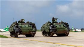 漢光41號機場反機降操演　第一作戰區展現防衛韌性第一作戰區13日在澎湖機場進行反機降實兵演練，澎防部執行馬公機場反空（機）降作戰任務，官兵突入重要設施執行應援與交互掩護發起攻擊任務。（澎湖防衛部提供）中央社　114年7月13日