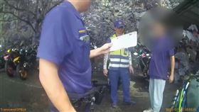 騎著改裝車的張男以為有逃過一劫，最終仍遭警方狠逮。（圖／翻攝畫面）