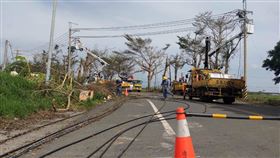 台南停電災情嚴重　台電加速搶修颱風丹娜絲造成台南多個行政區停電，災情嚴重，台電調派外縣市工班人力加速搶修。圖為台南市學甲區建桿架線作業。（台電新營區營業處提供）中央社記者楊思瑞台南傳真  114年7月13日