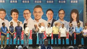 ▲侯友宜出席洪孟楷政策說明會，遭搶麥克風。（圖／翻攝自洪孟楷臉書直播） 