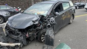 基隆,遊覽車,車禍,雙黃線,日本遊輪乘客。（圖／翻攝畫面）