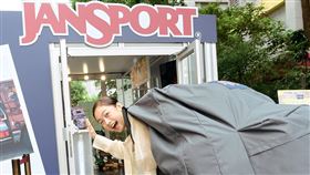 美國經典背包品牌JanSport重返台灣，品牌期間限定店於三創生活園區1F戶外玻璃屋登場。（圖／品牌業者提供）
