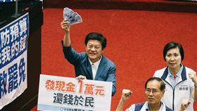  ▲羅明才在普發現金三讀後還拿著一萬元，笑得很開心。（圖／記者楊士誼攝影）