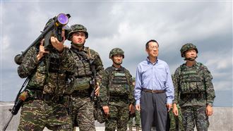 軍車撞毀！3官兵急送醫…顧立雄親自探視