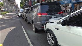 最後一輛白色休旅車疑因撞擊力道較大，整台車頭都裂掉變形。（圖／翻攝畫面）