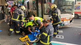 新北,中和,車禍,連環撞,機車乘客。（圖／翻攝畫面）