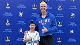 ▲富邦悍將布坎南與受傷小球迷合照。（圖／富邦悍將提供） 