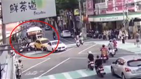 公車起步釀追撞，導致陳婦當場被重輾身亡。（圖／翻攝畫面）