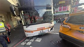 新北,中和,車禍,騎士,公車司機。（圖／翻攝畫面）