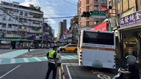新北,中和,車禍,騎士,公車司機。（圖／翻攝畫面）