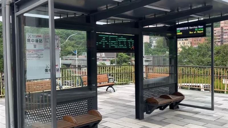 基隆候車亭電子看板文字遭疑政治宣傳
