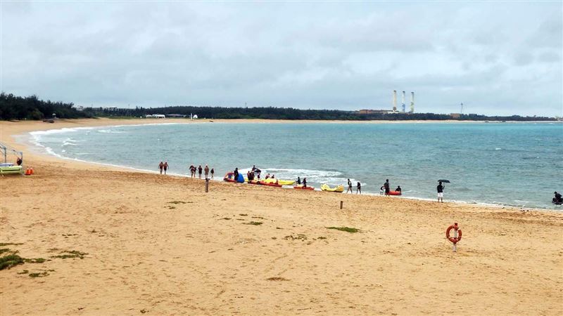 沙灘驚見神秘小盒子！打開竟「腐爛斷趾」