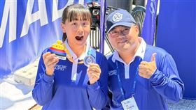 射箭世界盃馬德里站　許芯慈反曲弓鍍銀台灣反曲弓射箭小將許芯慈（左）13日在射箭世界盃馬德里站以些微差距摘下銀牌，教練吳英男（右）對子弟兵表現讚賞有加。（中華民國射箭協會提供）中央社記者黎建忠傳真  114年7月13日