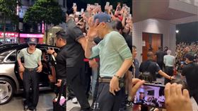 ▲GD前往金豬食堂用餐被粉絲團團包圍。（圖／網友@spicy.808、@tomoya_putyourhandsupboy授權提供，未經同意請勿轉載）