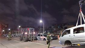 漢光演習54工兵群台南演練封橋漢光41號實兵操演繼續進行。陸軍54工兵群於13日深夜至14日凌晨在台南市北區北安橋演練夜間橋梁阻絕作業，在橋面放置廢棄車輛等阻絕器材。中央社記者楊思瑞攝  114年7月14日