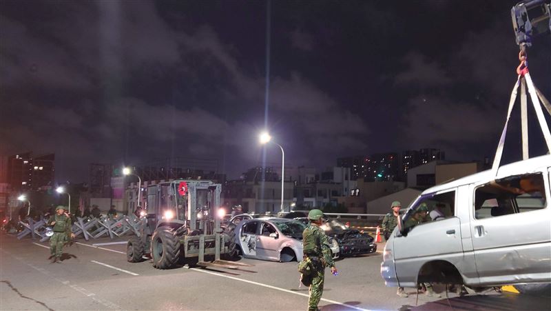 漢光演習工兵台南封橋　路面佈鋼刺蝟阻敵